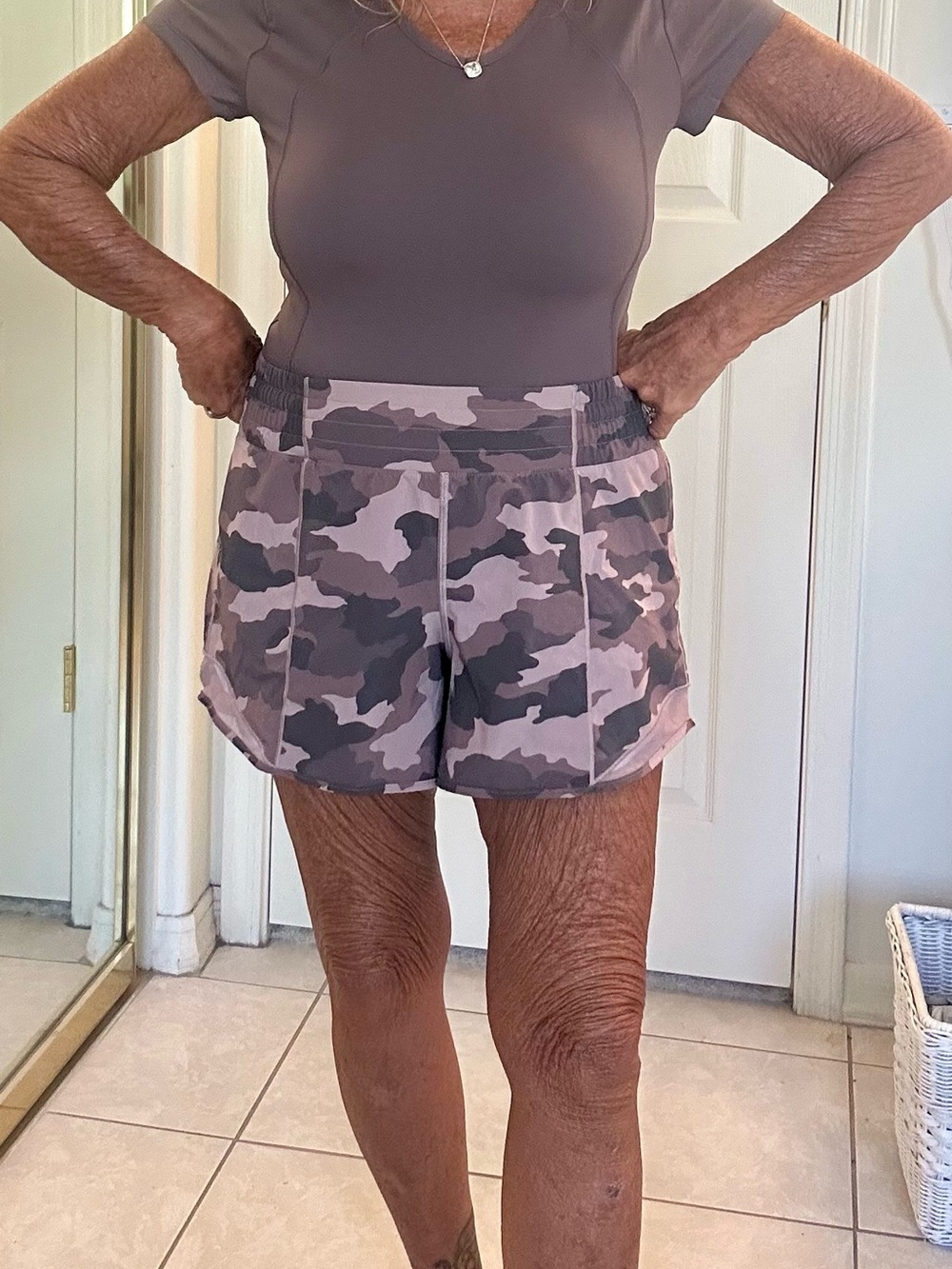 lululemon athletica Mauve Pink Purple Camouflage 4” Hotty Hot Shorts 6 EXC